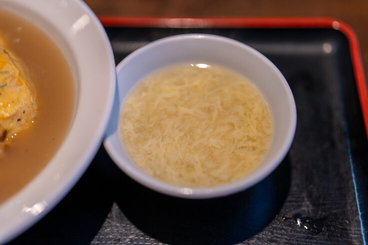 大衆中華食堂 旨屋 円座飯店の天津飯のスープ