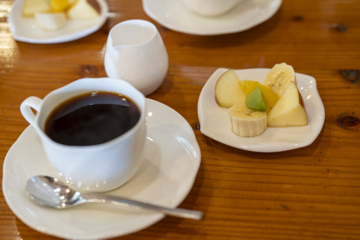 茶杜のモーニングコーヒーとフルーツ