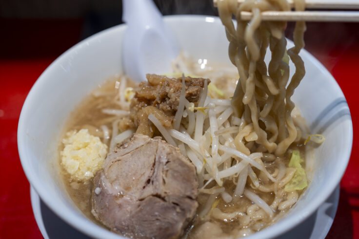 ラーメン豚を喰らえ!!のラーメンリフトアップ