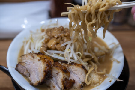 ラーメンチョモランマの小ラーメンリフトアップ