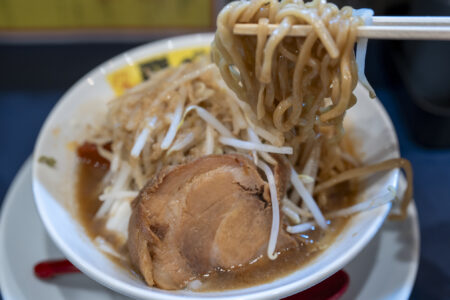 飛べ豚高松店のラーメンリフトアップ
