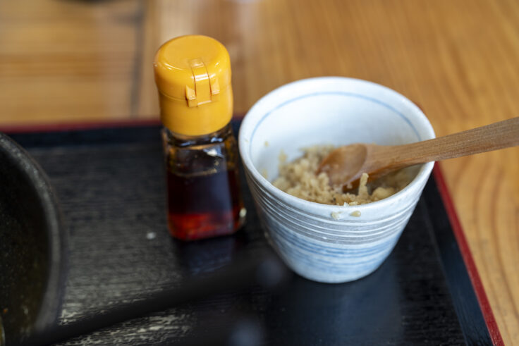 画像 手打うどんまつばらの宮崎地鶏チキンカレーうどん付属の辣油と天かす