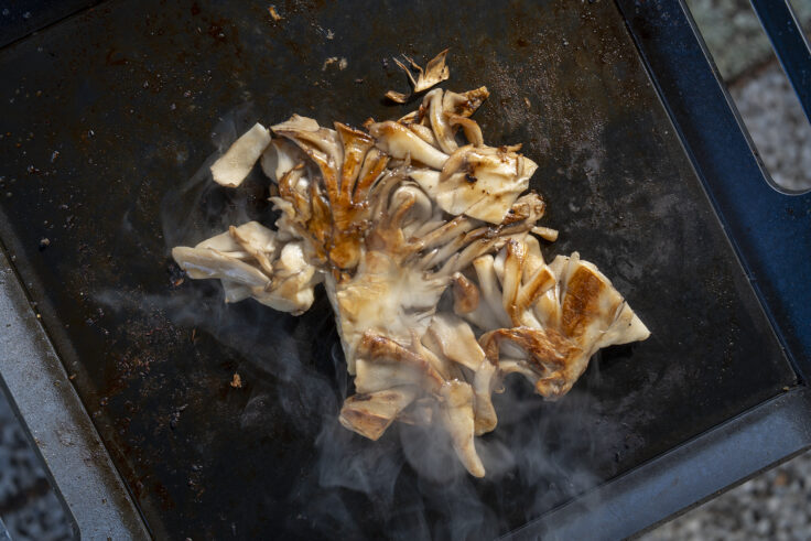 画像 鉄板でマイタケを焼く