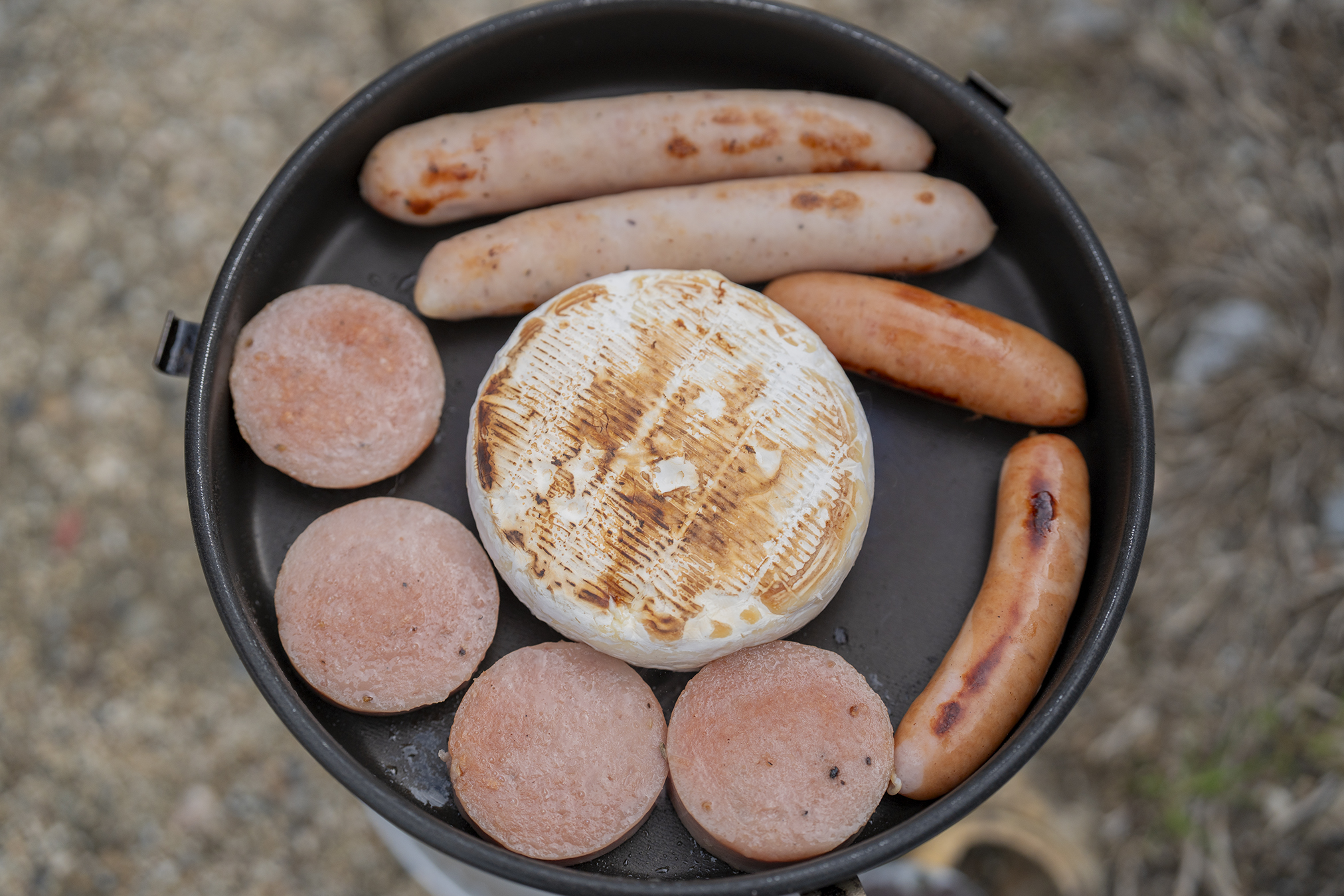 アウトドアでカマンベールとソーセージを焼く
