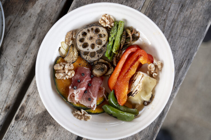 画像 アウトドアで野菜を焼く