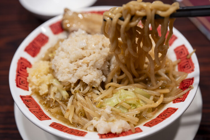 画像 背脂夏の陣「厚切り焼豚のバミ郎そば」リフトアップ