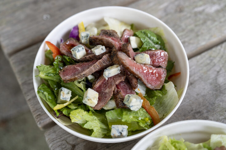 画像 ローストビーフとゴルゴンゾーラのサラダ