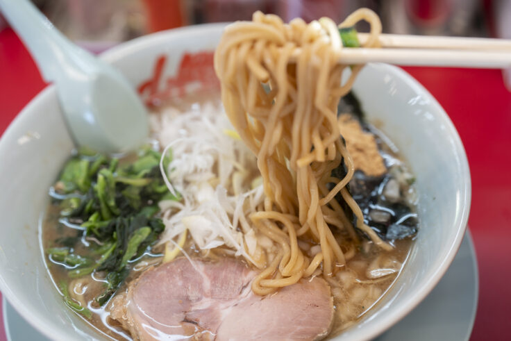 画像 ラーメン山岡の醤油豚骨ラーメンリフトアップ