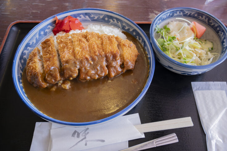 画像 カフェレスト茶恋路のカツカレーとサラダ