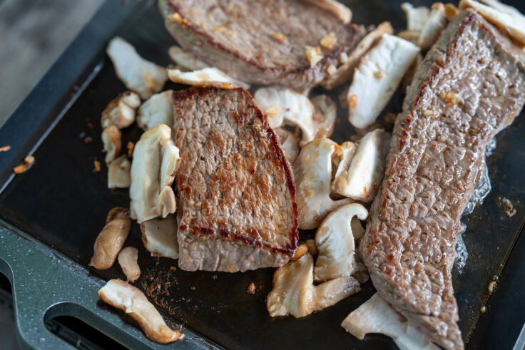 画像 肉とシイタケを炒める
