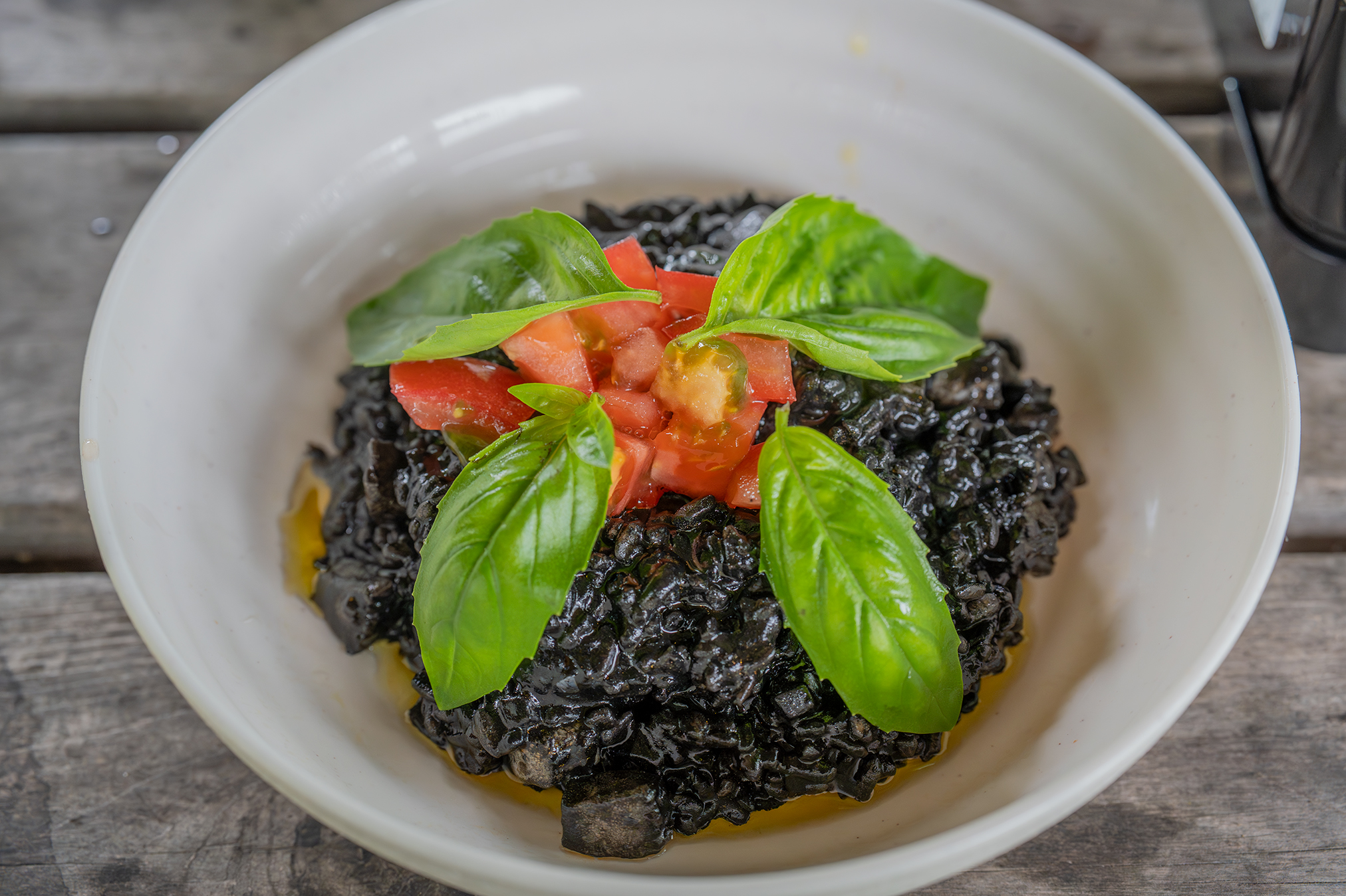 【アウトドア飯】タフまるで極める漆黒の絶品。香川の「いりこ出汁」を忍ばせたイカスミリゾットがヤバすぎた
