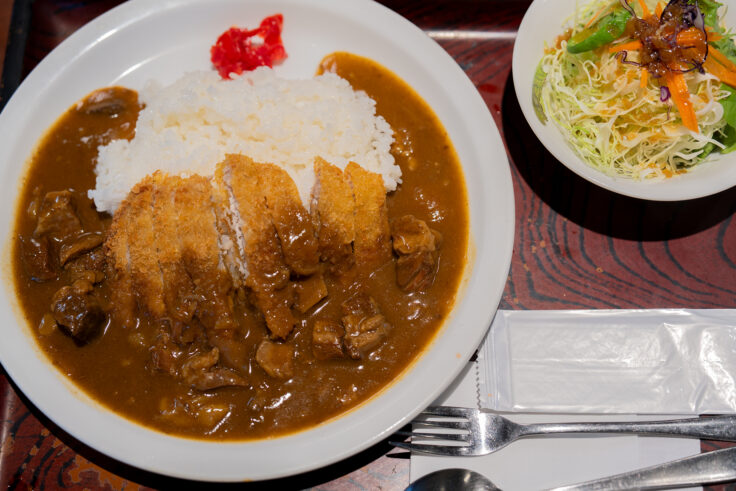 画像 藤村精肉店 丸亀店のカツカレーとサラダ
