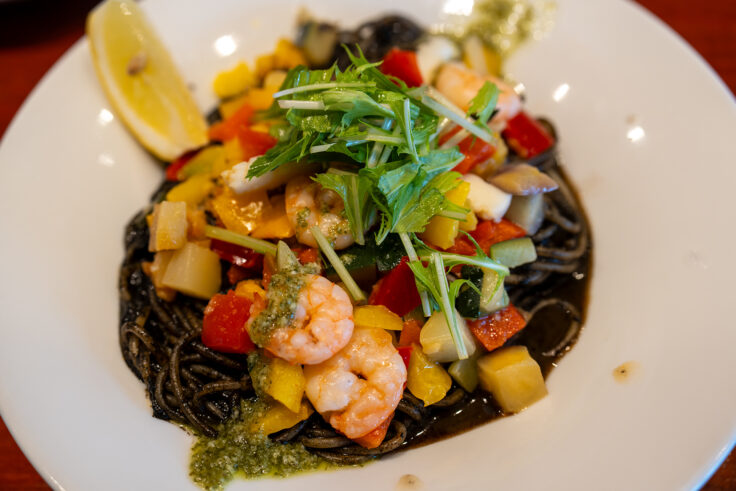 画像 パスタ専門店AMATOMBO小エビとイカの地中海野菜のイカ墨パスタ