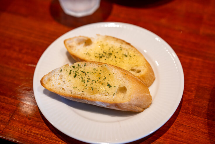 画像 パスタ専門店AKATOMBOのガーリックトースト