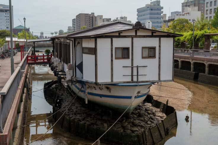画像 川に浮かぶ牡蠣舟