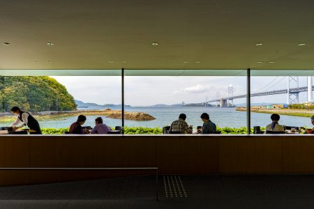 東山魁夷せとうち美術館カフェから見える瀬戸大橋