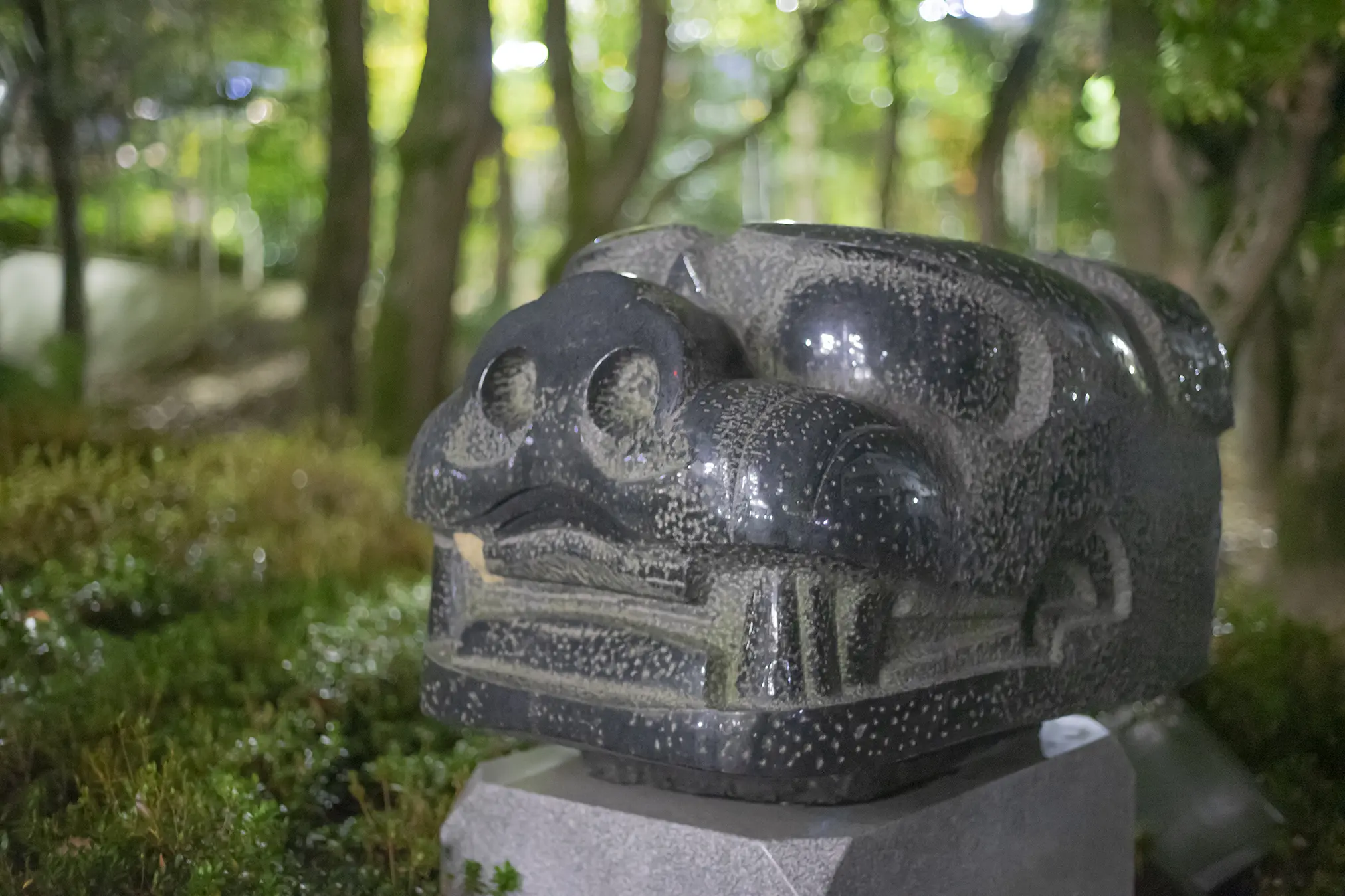 草の彫刻 流政之氏の「雨恋いじし」と「草壁画」 | 旅カメラ
