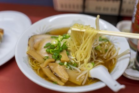 中華料理天山のラーメンリフトアップ