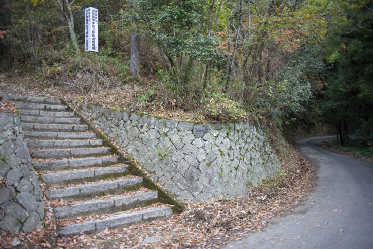 箸蔵山の自動車道と登山道