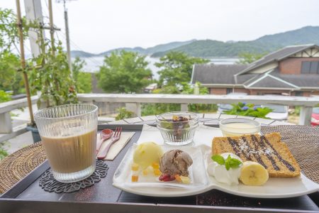 プロバンスブルーのスイーツセットとカフェラテ