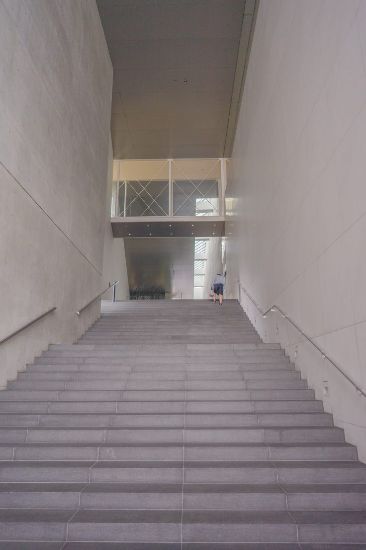 猪熊源一郎現代美術館階段