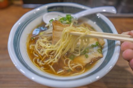 麺屋-TOMOSHIBI-燈（ともしび）の醤油ラーメンリフトアップ