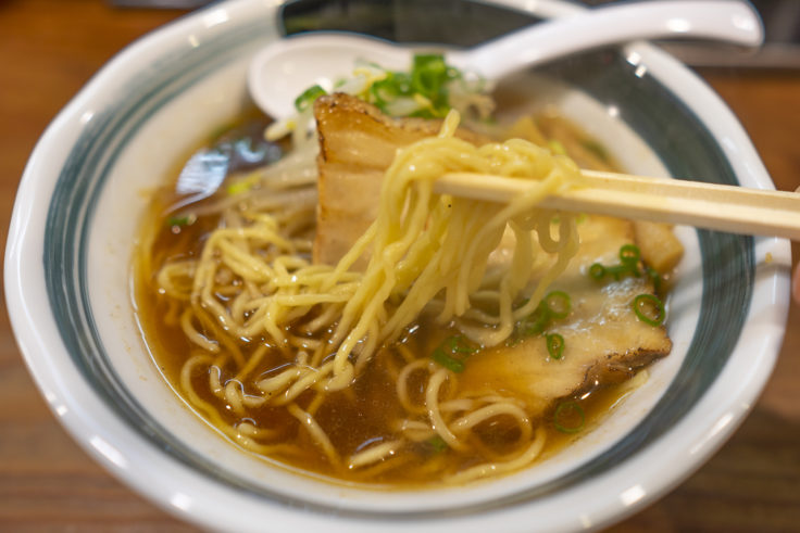麺屋-TOMOSHIBI-燈(ともしび)の醤油ラーメンリフトアップ