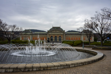 京都国立博物館明治古都館と噴水