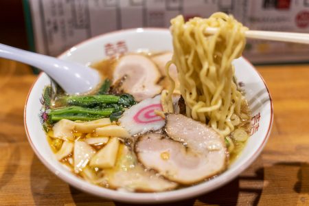 高松市瓦町八丁堀の醤油チャーシュー麺リフトアップ