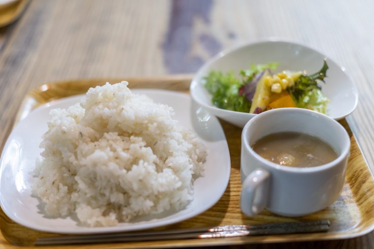ソウルフードカフェ・カモメのライス・サラダ・味噌汁