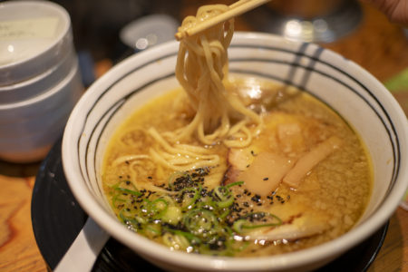 拉麺ひらりの醤油ラーメンリフトアップ