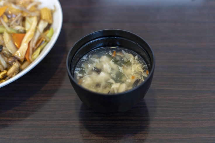台湾料理味源のバリそばにつくスープ