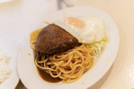 洋食の店おなじみのハンバーグ