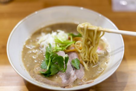 ANTI NOODLE（アンチヌードル）の鶏煮込み醤油ラーメンリフトアップ