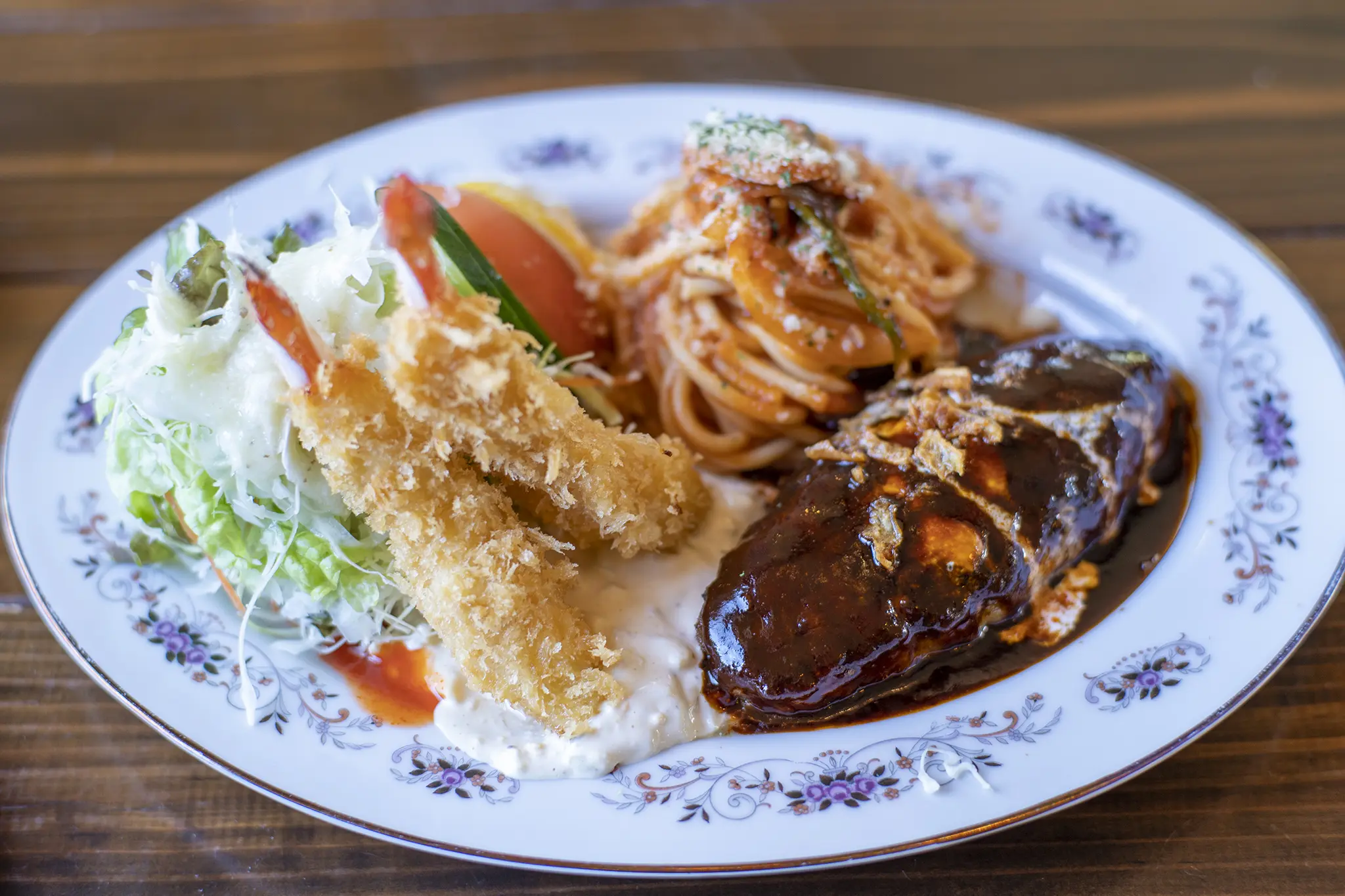 観音寺市「洋食やまねこ」のランチ | 旅カメラ