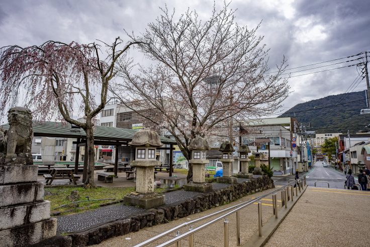 JR琴平駅前の石灯篭