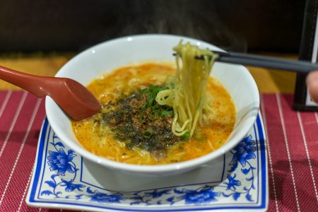 中国料理PANDAの担々麺リフトアップ