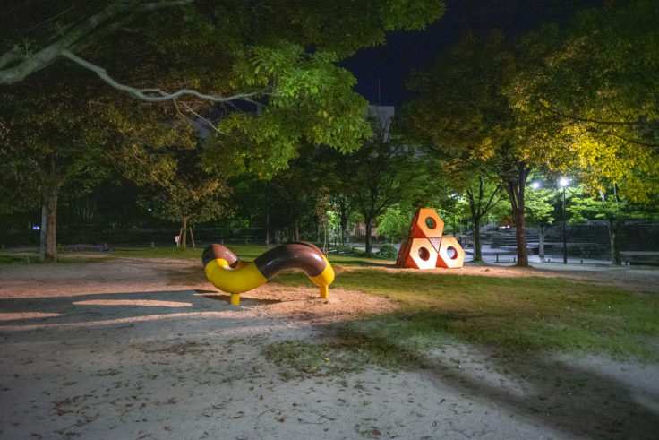 高松中央公園のイサム・ノグチの作品「プレイスカルプチュア」と「オクテトラ」