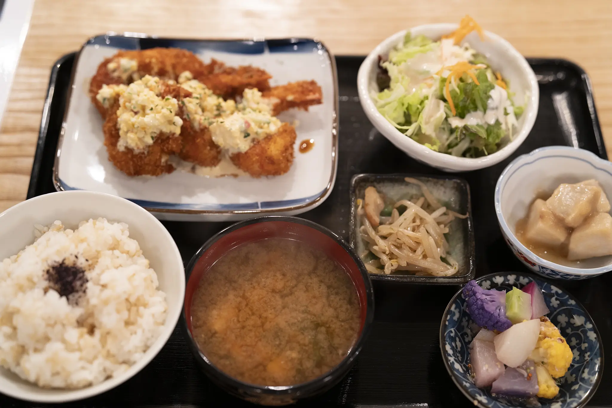 高松市錦町「NISHIKIMACHI食堂」の夜定食 | 旅カメラ