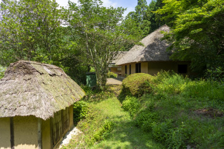 細川家住宅便所と母屋