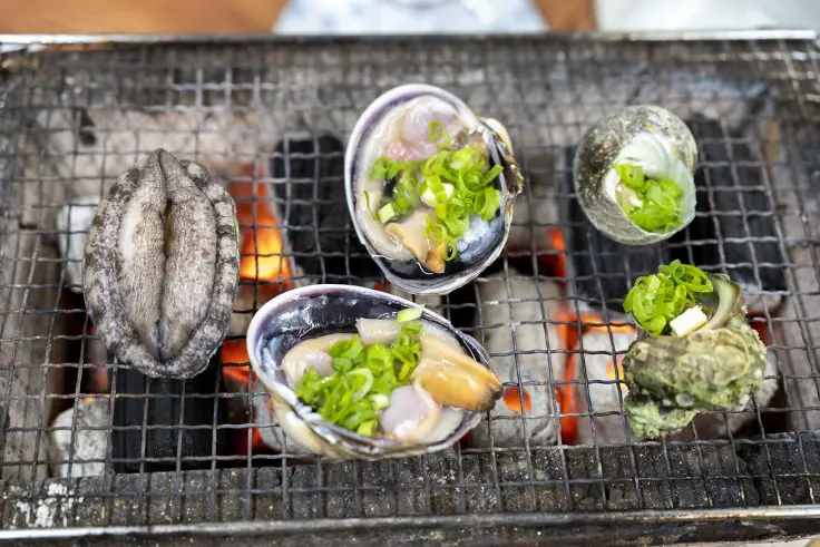 鳴門市北灘町「磯焼 片山水産」のサザエ・アワビの炭火焼 | 旅カメラ