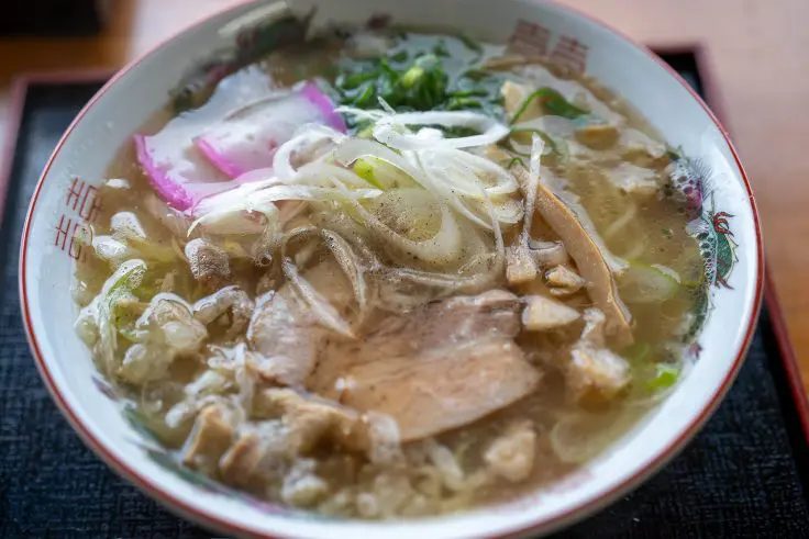 三豊市高瀬町「ラーメン隼」の肉カスそば | 旅カメラ