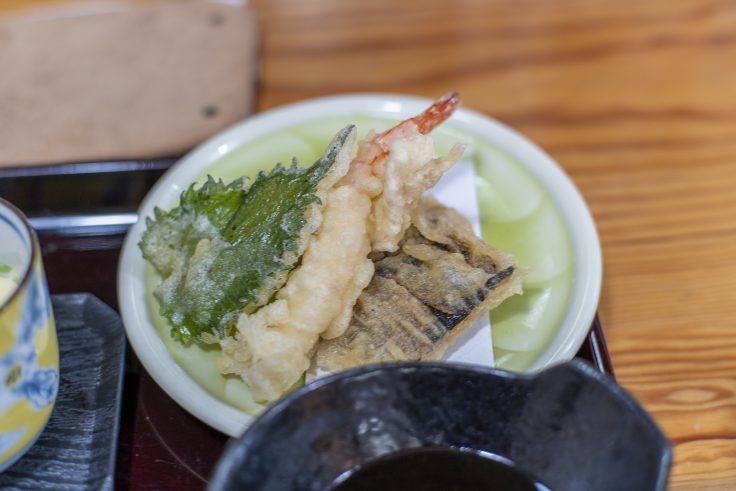 丸亀市活魚料理一徳の日替わりサービス定食の天ぷら