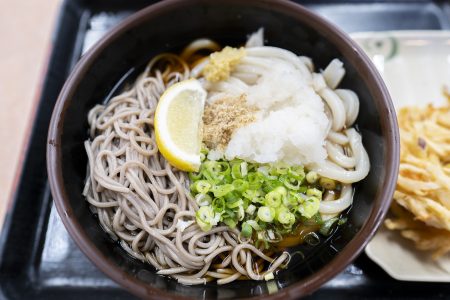 愉楽家のそばとうどんのMIXぶっかけ