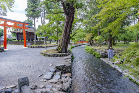 上賀茂神社三の鳥居とならの小川