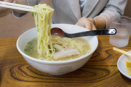 夜仲そばの塩ラーメン