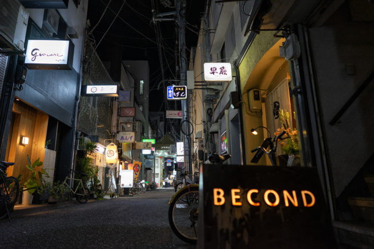 夜の路地浦ローアングル