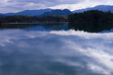 池と空の映り込み遠景